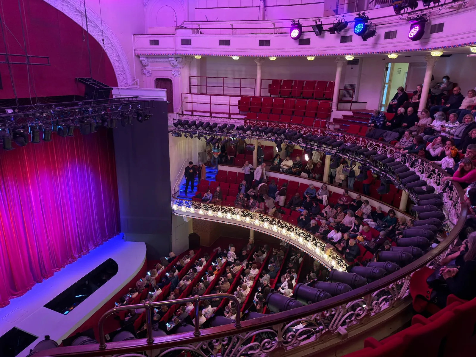 Marketing cultural para além das redes sociais, da publicação digital à experiência do público no Teatro