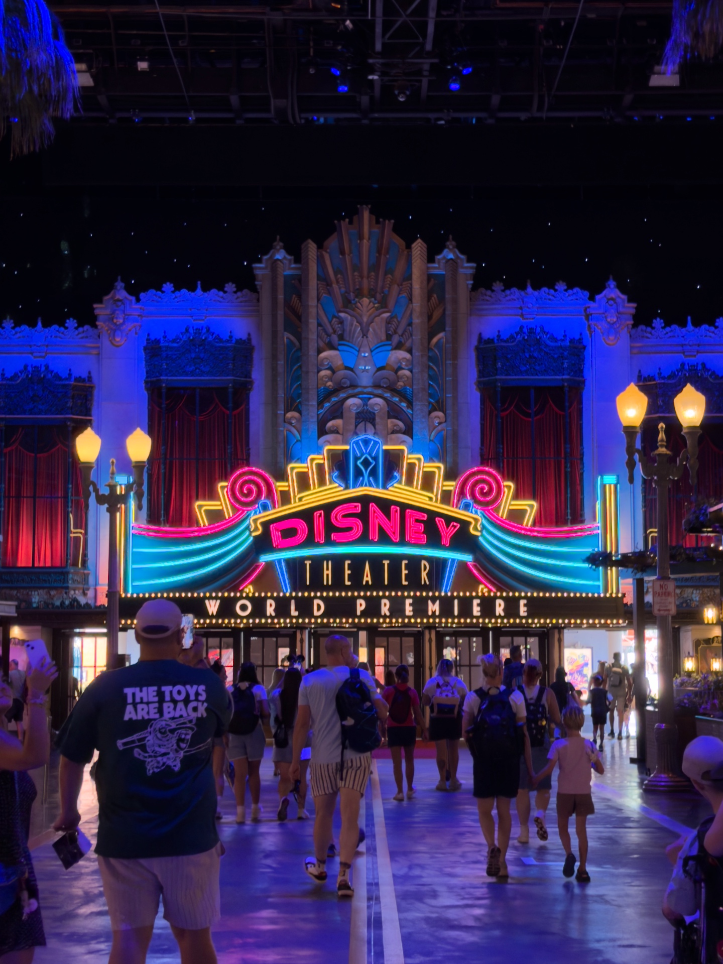 Entrada do Disney Theater iluminada a néon, no Walt Disney Studios Park