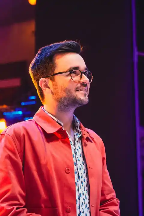 Retrato de André Marques Moreira em ambiente de teatro