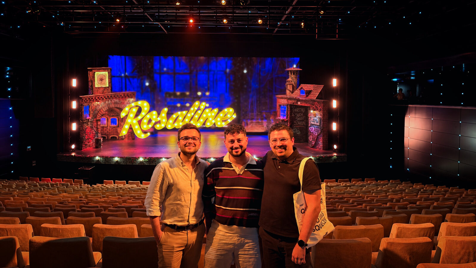 André Marques Moreira, Renato Arroyo e Miguel de Carvalho no Auditório dos Oceanos, com o palco de Rosaline ao fundo